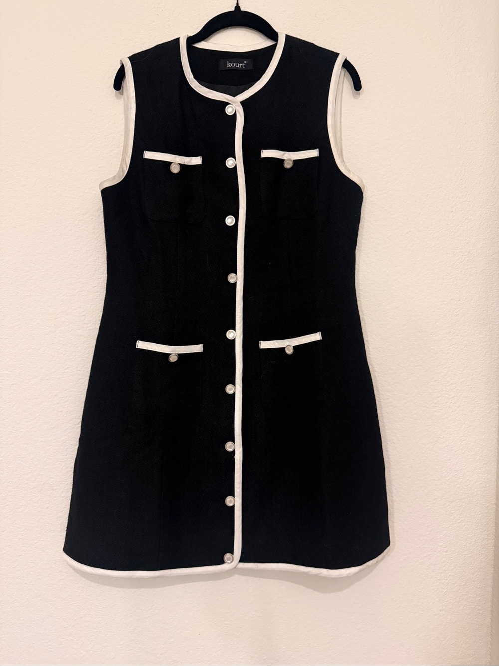 Kourt Black & White Sleeveless Shift Dress